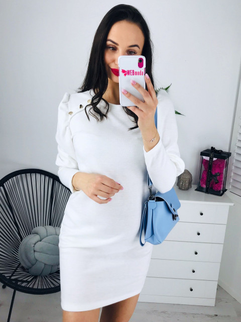 Bílé svetříková šaty s ozdobnými knoflíky