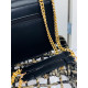Dámská stylová černá kabelka se zlatým řetízkem