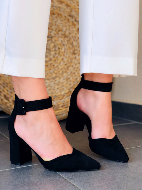 Černé sandálky s hrubým podpatkem