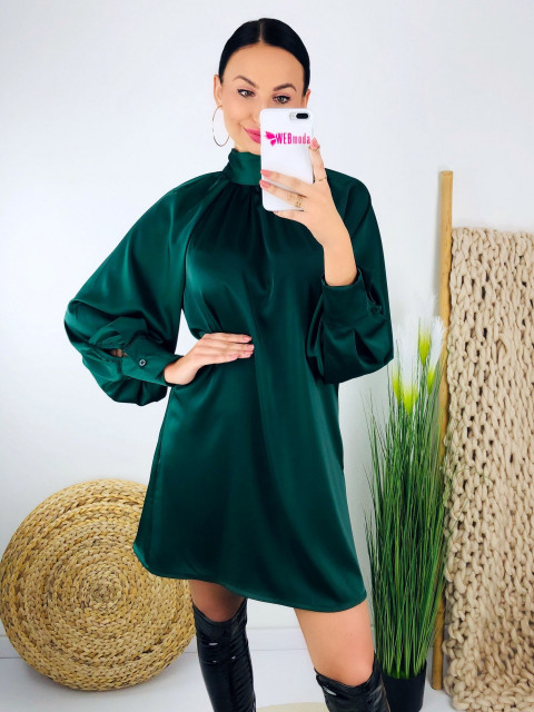 Krátké zelené saténové šaty