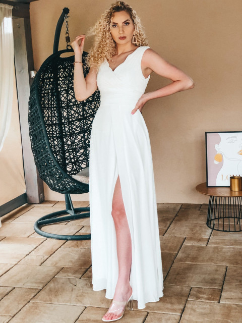 Bílé elegantní společenské šaty s rozparkem