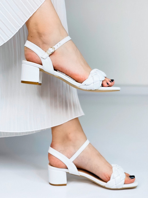 Bílé dámské sandály na nízkém podpatku