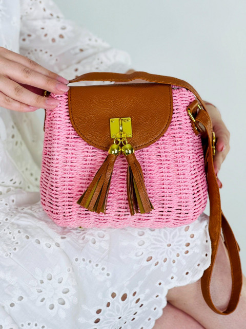 Slaměná dámská růžová kabelka s třásněmi