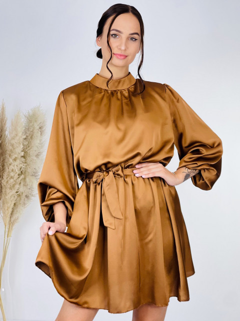Saténové dámské šaty s páskem - hnědé