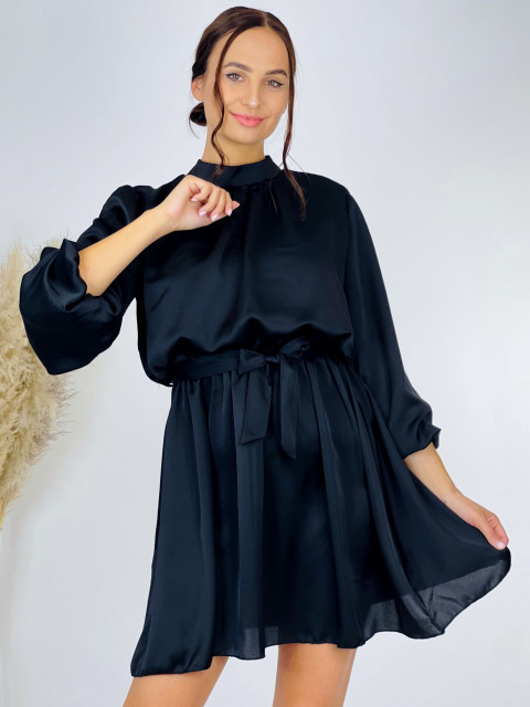 Saténové dámské šaty s páskem - černé