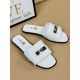 Dámské elegantní bílé pantofle s přezkou