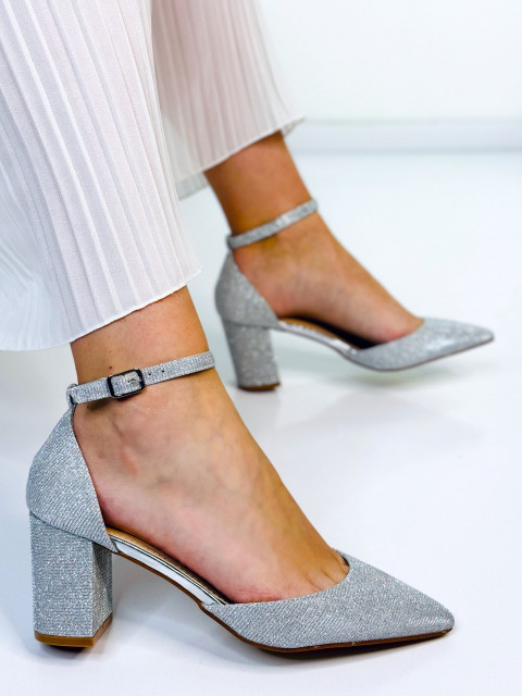 Dámské stříbrné sandály na hrubém podpatku