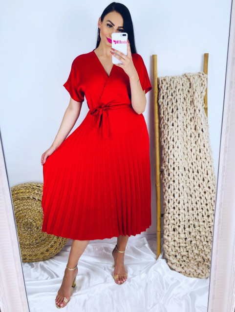 Červené plisované šaty s vázáním v pase
