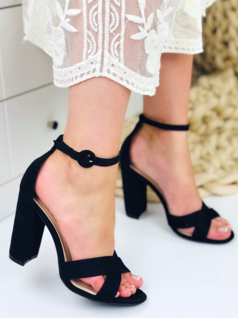 Elegantní černé sandálky s hrubým podpatkem