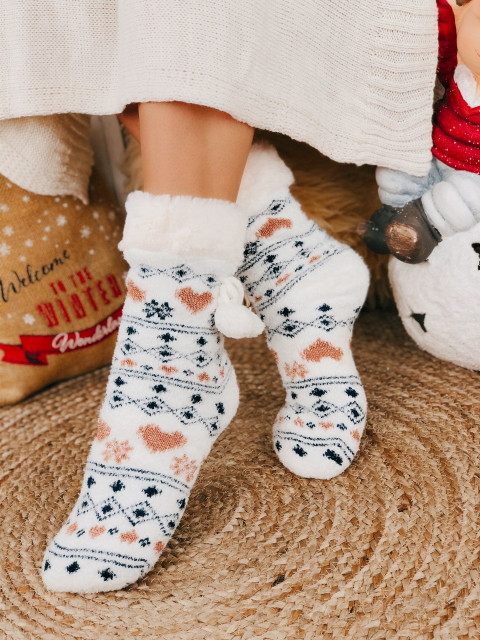 Bílé vánoční ponožky s bambulkami