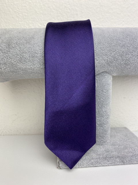 Pánská tmavá fialová saténová úzká kravata