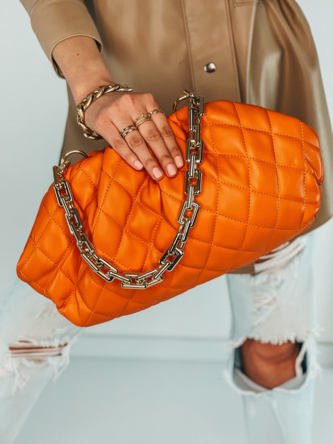 Oranžová kabelka se zlatým řetězem