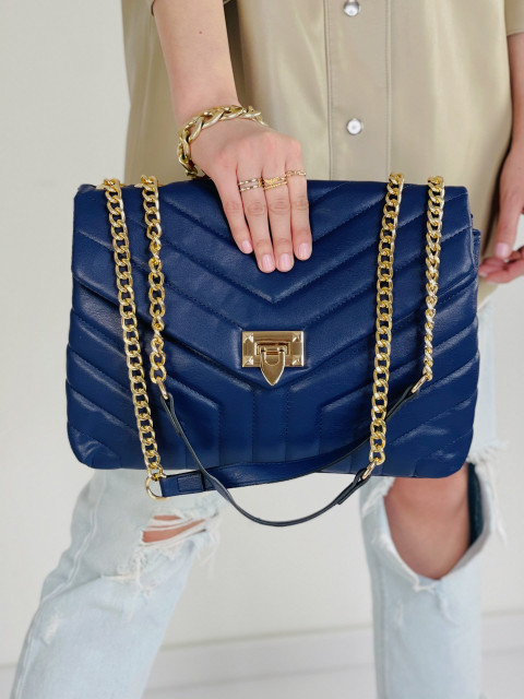 Modrá prošívaná kabelka se zlatým páskem