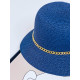 Modrý slaměný klobouk s řetězem