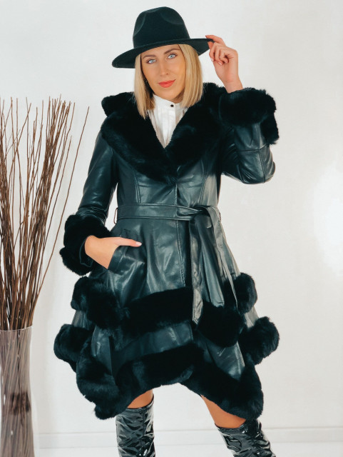 Exkluzivní černá koženková bunda s kožešinovou kapucí a páskem