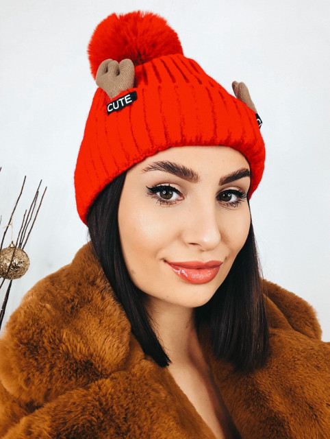 Dámská červená zimní čepice s parohy