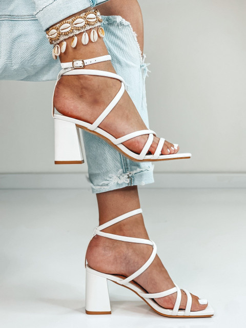 Dámské sandály na nízkém podpatku - bílé