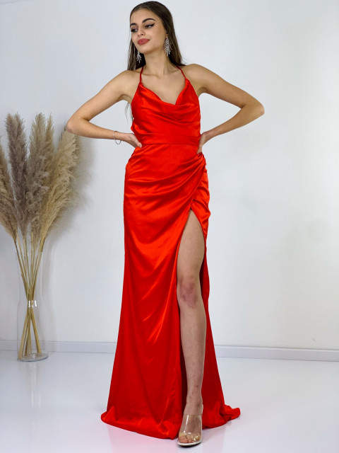 Exkluzivní červené saténové společenské šaty s rozparkem