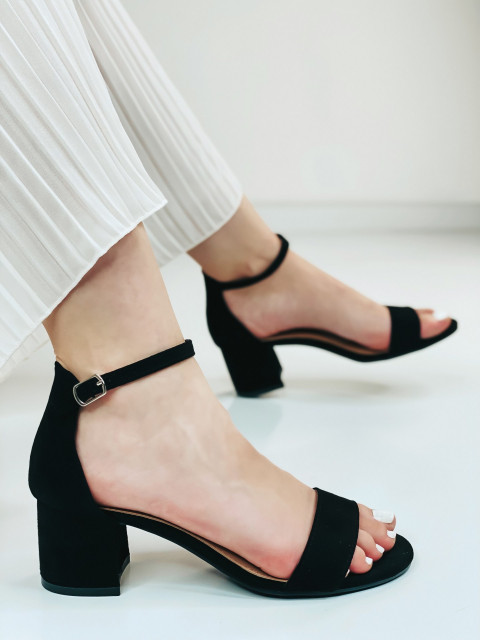 Dámské černé sandály na nízkém podpatku - semišové
