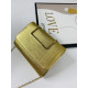 Dámská zlatá společenská kabelka s kovovou rukojetí