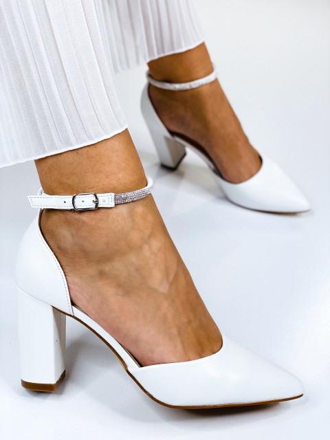 Dámské bílé matné sandály na tlustém podpatku as vyměnitelnými ramínky