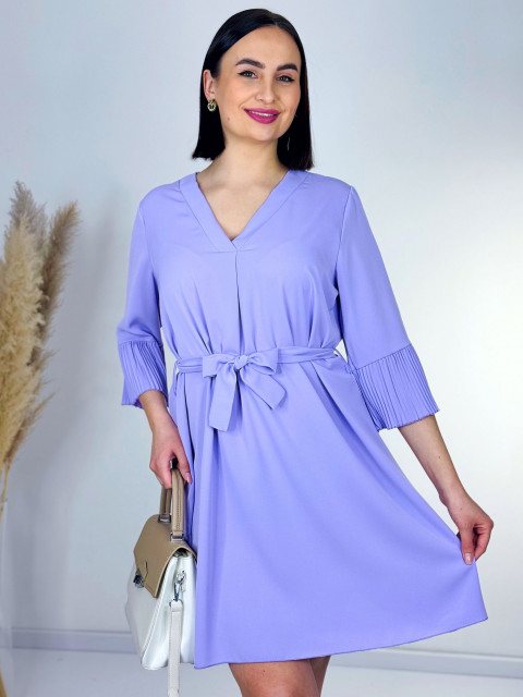 Dámské fialové šaty s plisovanými rukávy a páskem