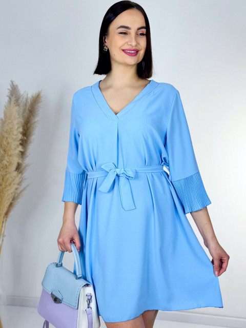 Dámské modré šaty s plisovanými rukávy a páskem