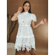 Dámské krajkové šaty s páskem a balonovými rukávy - bílé