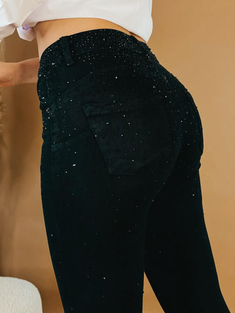 Černé dámské džíny s vysokým pasem a ozdobnými kamínky