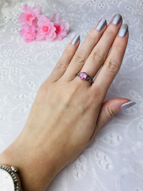 Dámský stříbrný prsten s růžovým krystalem 1