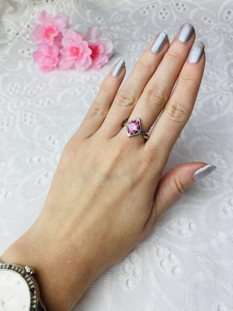 Dámský stříbrný prsten s růžovým krystalem 2
