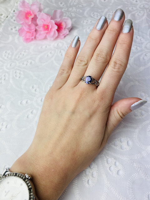 Dámský stříbrný prsten s fialovým krystalem 1