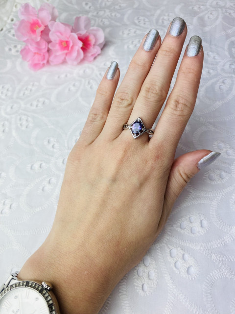 Dámský stříbrný prsten s fialovým krystalem 2