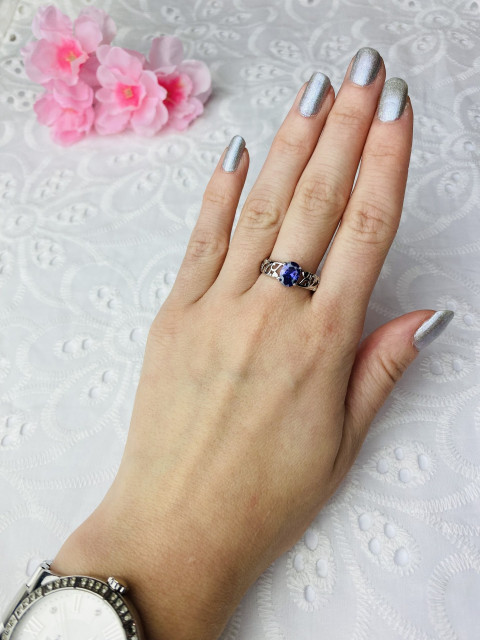 Dámský stříbrný prsten s fialovým krystalem 10