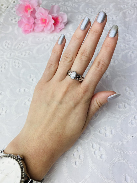 Dámský stříbrný prsten se stříbrným krystalem 1