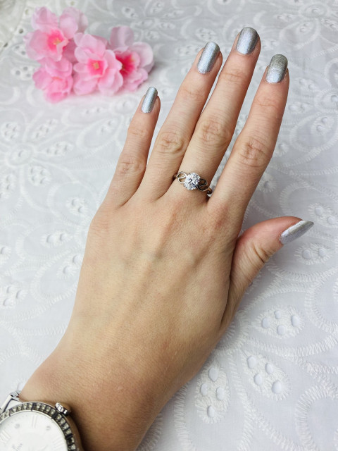 Dámský stříbrný prsten se stříbrným krystalem 3