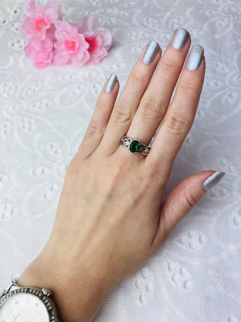 Dámský stříbrný prsten se zeleným krystalem 2