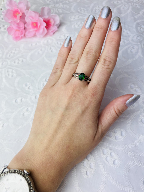 Dámský stříbrný prsten se zeleným krystalem 5
