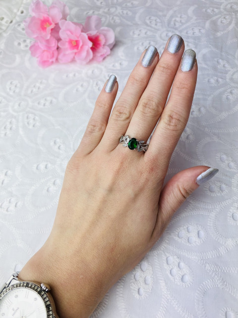 Dámský stříbrný prsten se zeleným krystalem 8