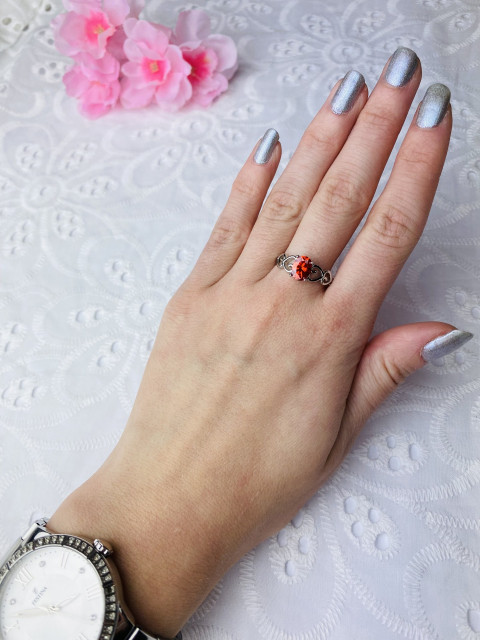 Dámský stříbrný prsten s červeným krystalem 1