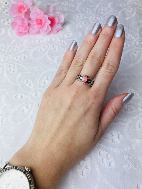 Dámský stříbrný prsten s červeným krystalem 2