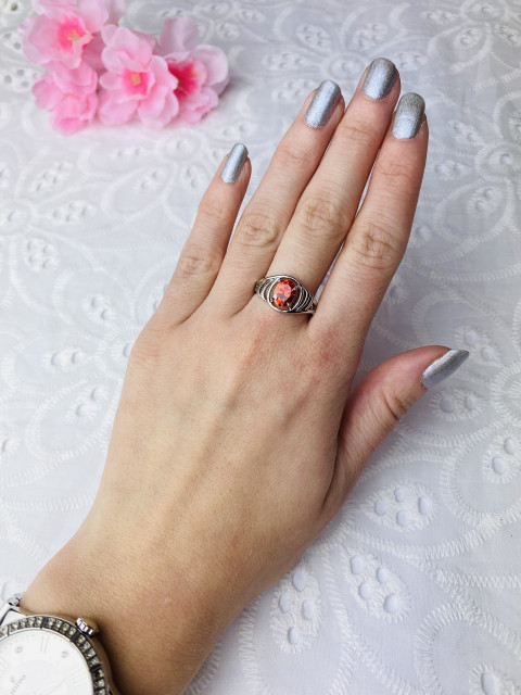 Dámský stříbrný prsten s červeným krystalem 3