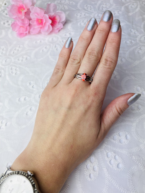 Dámský stříbrný prsten s červeným krystalem 4