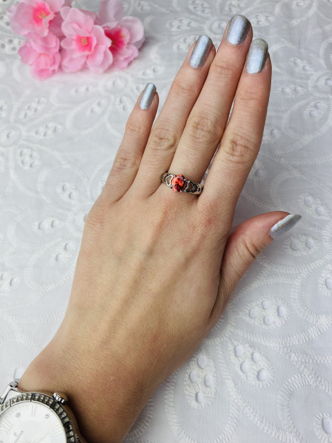 Dámský stříbrný prsten s červeným krystalem 5
