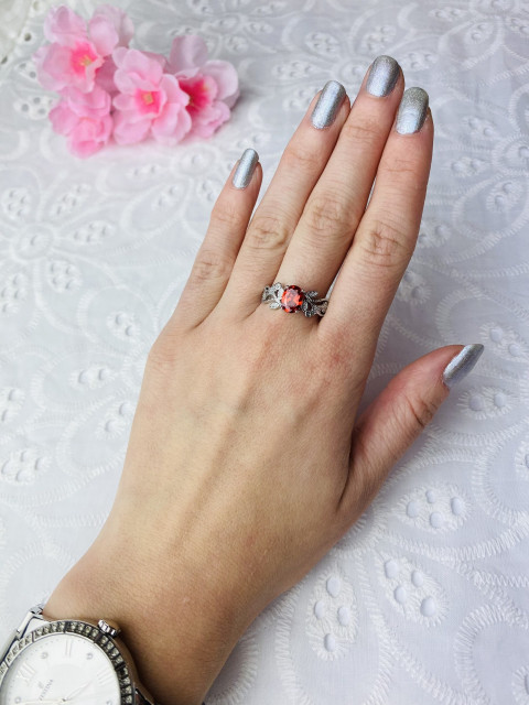 Dámský stříbrný prsten s červeným krystalem 8