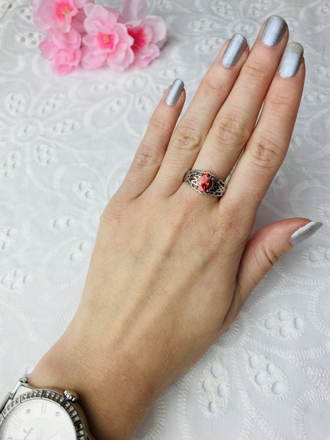 Dámský stříbrný prsten s červeným krystalem 9