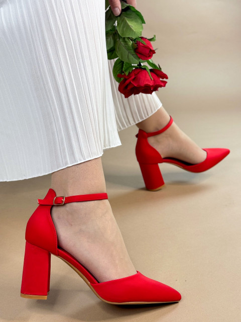 Dámské červené saténové sandály na hrubém podpatku